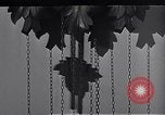 Standbild Rundfunk und die Leute hören zu vintage Radios in Amerika New York United States USA, 1951, aus Sekunde 39 historischem Filmmaterial Videoclip 65675039750