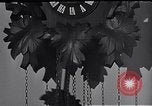 Standbild Rundfunk und die Leute hören zu vintage Radios in Amerika New York United States USA, 1951, aus Sekunde 40 historischem Filmmaterial Videoclip 65675039750