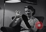 Standbild Rundfunk und die Leute hören zu vintage Radios in Amerika New York United States USA, 1951, aus Sekunde 44 historischem Filmmaterial Videoclip 65675039750