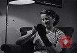 Standbild Rundfunk und die Leute hören zu vintage Radios in Amerika New York United States USA, 1951, aus Sekunde 45 historischem Filmmaterial Videoclip 65675039750