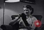 Standbild Rundfunk und die Leute hören zu vintage Radios in Amerika New York United States USA, 1951, aus Sekunde 46 historischem Filmmaterial Videoclip 65675039750