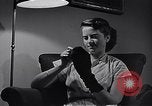 Standbild Rundfunk und die Leute hören zu vintage Radios in Amerika New York United States USA, 1951, aus Sekunde 47 historischem Filmmaterial Videoclip 65675039750