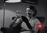 Standbild Rundfunk und die Leute hören zu vintage Radios in Amerika New York United States USA, 1951, aus Sekunde 48 historischem Filmmaterial Videoclip 65675039750