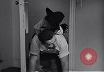 Standbild Rundfunk und die Leute hören zu vintage Radios in Amerika New York United States USA, 1951, aus Sekunde 49 historischem Filmmaterial Videoclip 65675039750