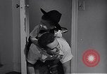 Standbild Rundfunk und die Leute hören zu vintage Radios in Amerika New York United States USA, 1951, aus Sekunde 50 historischem Filmmaterial Videoclip 65675039750
