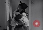 Standbild Rundfunk und die Leute hören zu vintage Radios in Amerika New York United States USA, 1951, aus Sekunde 51 historischem Filmmaterial Videoclip 65675039750