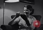 Standbild Rundfunk und die Leute hören zu vintage Radios in Amerika New York United States USA, 1951, aus Sekunde 52 historischem Filmmaterial Videoclip 65675039750