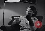 Standbild Rundfunk und die Leute hören zu vintage Radios in Amerika New York United States USA, 1951, aus Sekunde 53 historischem Filmmaterial Videoclip 65675039750
