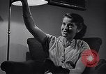 Standbild Rundfunk und die Leute hören zu vintage Radios in Amerika New York United States USA, 1951, aus Sekunde 54 historischem Filmmaterial Videoclip 65675039750