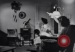 Standbild Rundfunk und die Leute hören zu vintage Radios in Amerika New York United States USA, 1951, aus Sekunde 55 historischem Filmmaterial Videoclip 65675039750