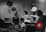 Standbild Rundfunk und die Leute hören zu vintage Radios in Amerika New York United States USA, 1951, aus Sekunde 56 historischem Filmmaterial Videoclip 65675039750