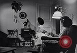 Standbild Rundfunk und die Leute hören zu vintage Radios in Amerika New York United States USA, 1951, aus Sekunde 57 historischem Filmmaterial Videoclip 65675039750