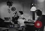 Standbild Rundfunk und die Leute hören zu vintage Radios in Amerika New York United States USA, 1951, aus Sekunde 58 historischem Filmmaterial Videoclip 65675039750