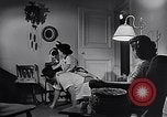 Standbild Rundfunk und die Leute hören zu vintage Radios in Amerika New York United States USA, 1951, aus Sekunde 59 historischem Filmmaterial Videoclip 65675039750