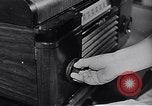 Standbild Rundfunk und die Leute hören zu vintage Radios in Amerika New York United States USA, 1951, aus Sekunde 60 historischem Filmmaterial Videoclip 65675039750