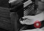 Standbild Rundfunk und die Leute hören zu vintage Radios in Amerika New York United States USA, 1951, aus Sekunde 61 historischem Filmmaterial Videoclip 65675039750