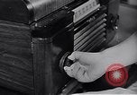 Standbild Rundfunk und die Leute hören zu vintage Radios in Amerika New York United States USA, 1951, aus Sekunde 62 historischem Filmmaterial Videoclip 65675039750