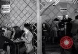 Image Les garçons et les filles de l'alcool potable New York City USA, 1943, de la seconde 5 séquences d'archives historiques vidéo 65675039757
