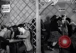 Image Les garçons et les filles de l'alcool potable New York City USA, 1943, de la seconde 8 séquences d'archives historiques vidéo 65675039757