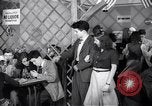 Image Les garçons et les filles de l'alcool potable New York City USA, 1943, de la seconde 15 séquences d'archives historiques vidéo 65675039757