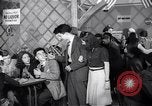 Image Les garçons et les filles de l'alcool potable New York City USA, 1943, de la seconde 16 séquences d'archives historiques vidéo 65675039757