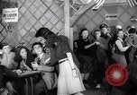 Image Les garçons et les filles de l'alcool potable New York City USA, 1943, de la seconde 18 séquences d'archives historiques vidéo 65675039757