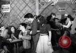 Image Les garçons et les filles de l'alcool potable New York City USA, 1943, de la seconde 19 séquences d'archives historiques vidéo 65675039757
