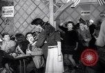 Image Les garçons et les filles de l'alcool potable New York City USA, 1943, de la seconde 21 séquences d'archives historiques vidéo 65675039757