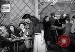 Image Les garçons et les filles de l'alcool potable New York City USA, 1943, de la seconde 22 séquences d'archives historiques vidéo 65675039757