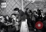 Image Les garçons et les filles de l'alcool potable New York City USA, 1943, de la seconde 23 séquences d'archives historiques vidéo 65675039757