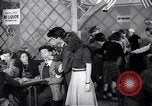 Image Les garçons et les filles de l'alcool potable New York City USA, 1943, de la seconde 24 séquences d'archives historiques vidéo 65675039757