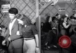 Image Les garçons et les filles de l'alcool potable New York City USA, 1943, de la seconde 27 séquences d'archives historiques vidéo 65675039757