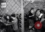 Image Les garçons et les filles de l'alcool potable New York City USA, 1943, de la seconde 28 séquences d'archives historiques vidéo 65675039757