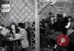 Image Les garçons et les filles de l'alcool potable New York City USA, 1943, de la seconde 29 séquences d'archives historiques vidéo 65675039757