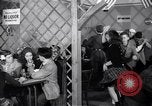 Image Les garçons et les filles de l'alcool potable New York City USA, 1943, de la seconde 30 séquences d'archives historiques vidéo 65675039757