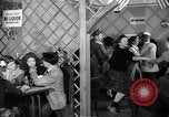 Image Les garçons et les filles de l'alcool potable New York City USA, 1943, de la seconde 31 séquences d'archives historiques vidéo 65675039757