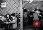Image Les garçons et les filles de l'alcool potable New York City USA, 1943, de la seconde 32 séquences d'archives historiques vidéo 65675039757