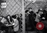 Image Les garçons et les filles de l'alcool potable New York City USA, 1943, de la seconde 33 séquences d'archives historiques vidéo 65675039757