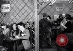 Image Les garçons et les filles de l'alcool potable New York City USA, 1943, de la seconde 37 séquences d'archives historiques vidéo 65675039757