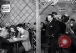 Image Les garçons et les filles de l'alcool potable New York City USA, 1943, de la seconde 42 séquences d'archives historiques vidéo 65675039757