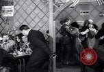 Image Les garçons et les filles de l'alcool potable New York City USA, 1943, de la seconde 46 séquences d'archives historiques vidéo 65675039757