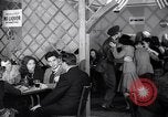 Image Les garçons et les filles de l'alcool potable New York City USA, 1943, de la seconde 54 séquences d'archives historiques vidéo 65675039757