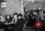 Image Les garçons et les filles de l'alcool potable New York City USA, 1943, de la seconde 56 séquences d'archives historiques vidéo 65675039757