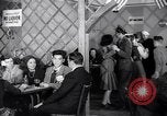 Image Les garçons et les filles de l'alcool potable New York City USA, 1943, de la seconde 58 séquences d'archives historiques vidéo 65675039757