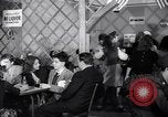 Image Les garçons et les filles de l'alcool potable New York City USA, 1943, de la seconde 62 séquences d'archives historiques vidéo 65675039757