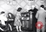 Image Les jeunes couples danser en club au cours de l' ère Seconde Guerre Mondiale New York City USA, 1943, de la seconde 1 séquences d'archives historiques vidéo 65675039758