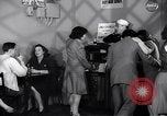 Image Les jeunes couples danser en club au cours de l' ère Seconde Guerre Mondiale New York City USA, 1943, de la seconde 3 séquences d'archives historiques vidéo 65675039758