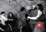 Image Les jeunes couples danser en club au cours de l' ère Seconde Guerre Mondiale New York City USA, 1943, de la seconde 4 séquences d'archives historiques vidéo 65675039758