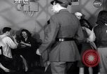 Image Les jeunes couples danser en club au cours de l' ère Seconde Guerre Mondiale New York City USA, 1943, de la seconde 5 séquences d'archives historiques vidéo 65675039758