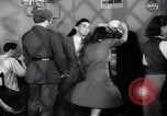 Image Les jeunes couples danser en club au cours de l' ère Seconde Guerre Mondiale New York City USA, 1943, de la seconde 7 séquences d'archives historiques vidéo 65675039758